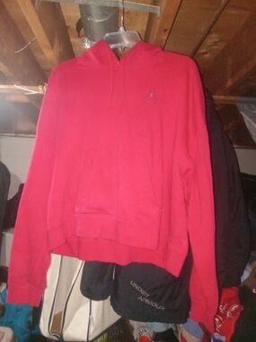 Jordan Essentials Fleece Pullover Hoodie in Gym Red. Xl